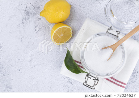Zero waste cleaning - powdered citric acid, wood spoon and lemon 78024627