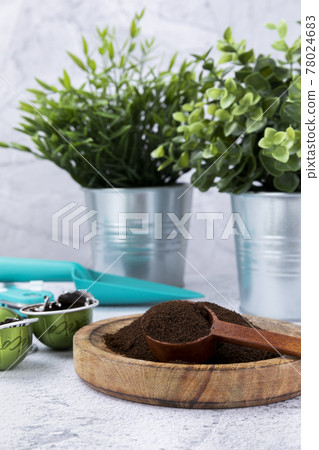 recycling coffee - wood spoon, wood bowl and capsule coffee 78024683