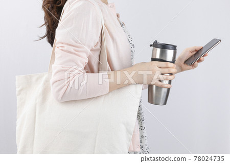 Zero waste - person carrying eco bg and tumbler 78024735
