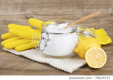 Zero waste cleaning - powdered citric acid, wood spoon and lemon 78024737