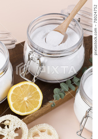 Zero waste cleaning - lemon and natural loofah with baking soda 78024752