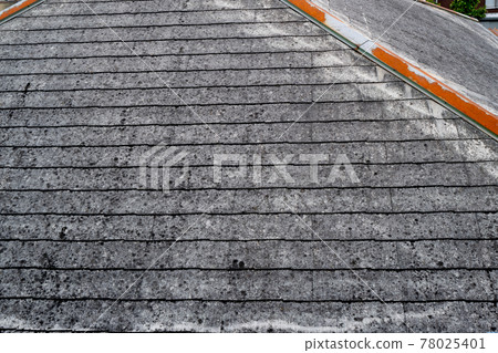 屋頂腐爛發霉,屋頂重新蓋上屋頂。 屋頂腐爛發霉,屋頂重新蓋上屋頂。 78025401