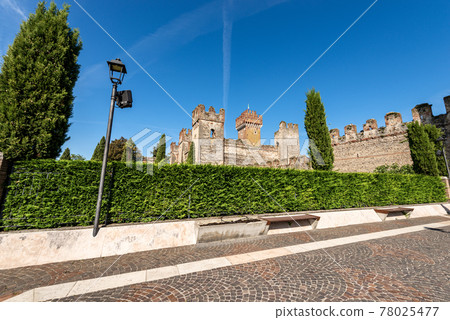 Medieval Scaligero Castle of Lazise Tourist Resort on Lake garda - Verona Italy 78025477