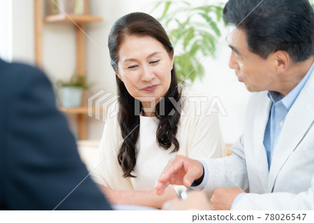 開會的中年夫婦 78026547
