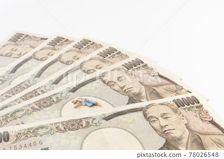 躺在賬單上的微型娃娃 78026548