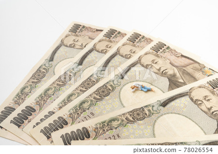 Miniature doll lying on the bill Miniature doll lying on the bill 78026554