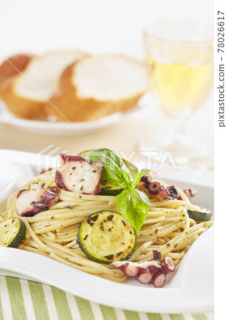 Linguine Genovese sauce with octopus and zucchini 78026617