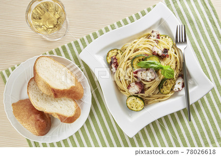 Linguine Genovese sauce with octopus and zucchini 78026618