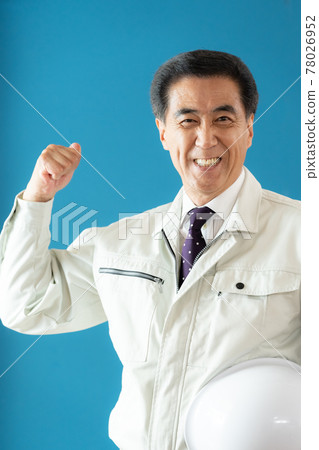 Middle-aged and older men working in work clothes Middle-aged and older men working in work clothes 78026952