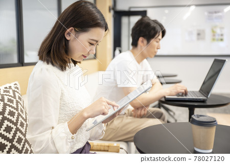 女性和男性在聯合辦公空間操作終端 78027120