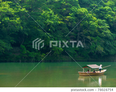 如何在仲夏划船中冷卻嵐山 如何在仲夏划船中冷卻嵐山 78028754