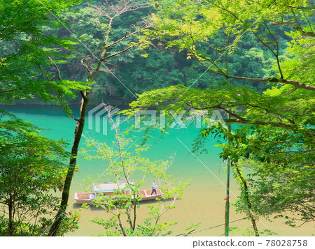 如何在仲夏划船中冷卻嵐山 78028758
