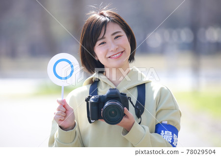 〇 Female photographer with a bill 78029504