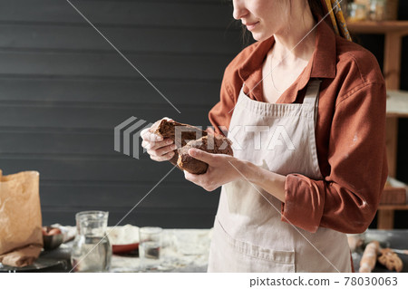 Baker baking a fresh bread 78030063