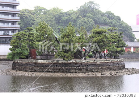 雨中的琵琶島神社 78030398