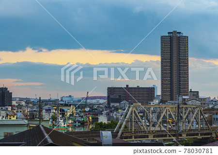 Fantastic evening view after the rain [Around Osaka Dome, Nishi-ku, Osaka] 78030781