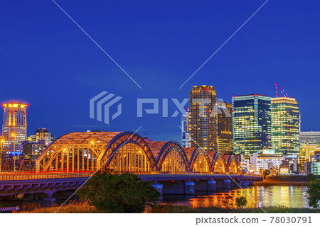 從淀川河床看大阪站周圍的摩天大樓 Cityscape Night view 78030791
