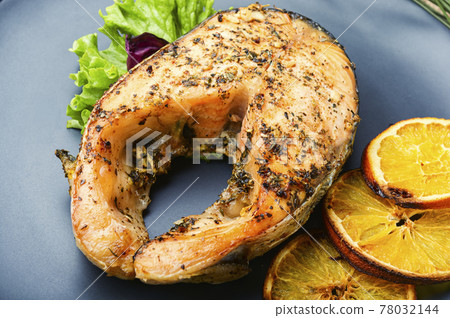 Salmon roasted in orange 78032144
