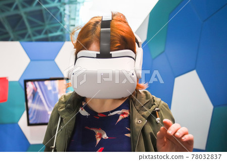 Redhead little girl in virtual reality headset 78032837