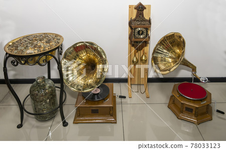 Gramophone, wall clock, dish and a jar of coins- in the Museum of the Legend of the USSR Gramophone, wall clock, dish and a jar of coins- in the Museum of the Legend of the USSR 78033123