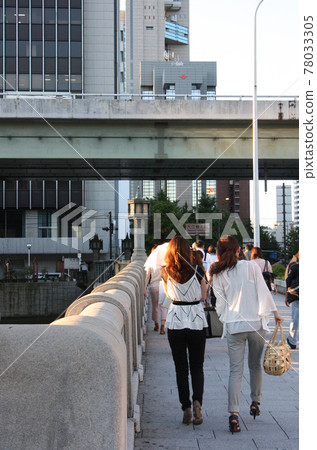 Commuting scenery of Osaka Yodoyabashi 78033305