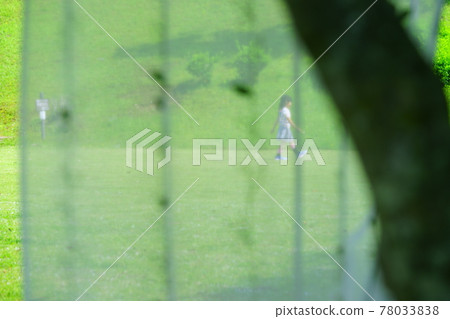 幕後玩耍的小女孩 2 78033838