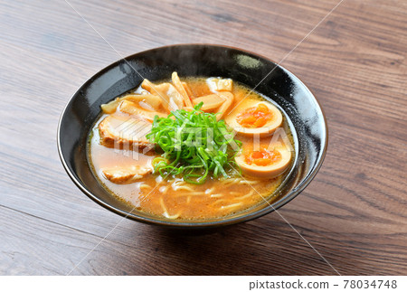 味噌拉麵，味噌拉麵，味噌拉麵，味噌拉麵，叉燒，肉桂，煮雞蛋，洋蔥。 78034748