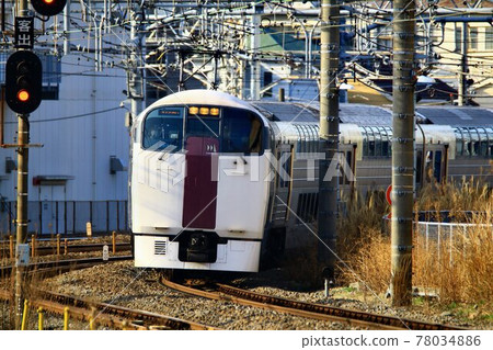 乘坐東海道的雙層列車“湘南班輪”215系列 乘坐東海道的雙層列車“湘南班輪”215系列 78034886