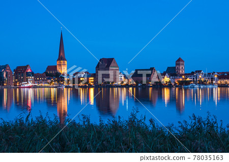 View over the river Warnow to the city Rostock, Germany View over the river Warnow to the city Rostock, Germany 78035163
