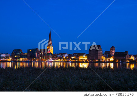 View over the river Warnow to the city Rostock, Germany View over the river Warnow to the city Rostock, Germany 78035176