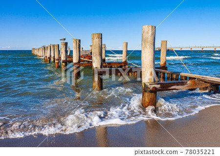 Groyne on the Baltic Sea coast in Zingst, Germany Groyne on the Baltic Sea coast in Zingst, Germany 78035221