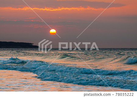 Sunset on the Baltic Sea coast in Warnemuende, Germany 78035222