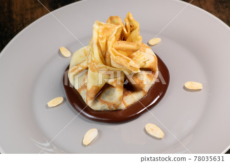 Crepe and chocolate pear alms recipe Crepe and chocolate pear alms recipe 78035631