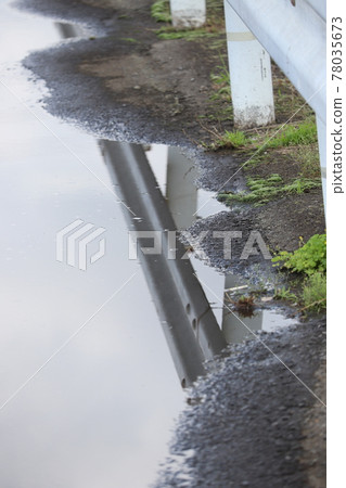 護欄和水坑 78035673