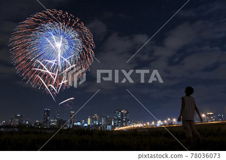 【年輕人做夢的圖片】一個年輕人盯著煙花和夜景 78036073