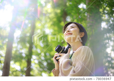 一個女人拍一張照片 一個女人拍一張照片 78036947