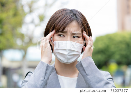 一個戴著面具的年輕女子的面罩疲憊不堪 78037277