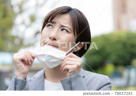 一個戴著面具的年輕女子的面罩疲憊不堪 78037281