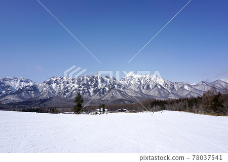 Slope overlooking the Togakushi mountain range in winter (Nagano Prefecture) 78037541