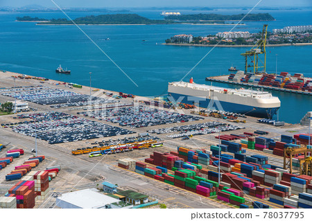 [Logistics] Car carrier anchored at a container terminal 78037795