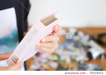 Photo album at hand 78038052