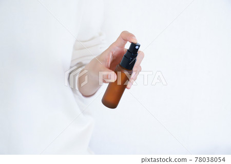 Hand holding a spray bottle Hand holding a spray bottle 78038054