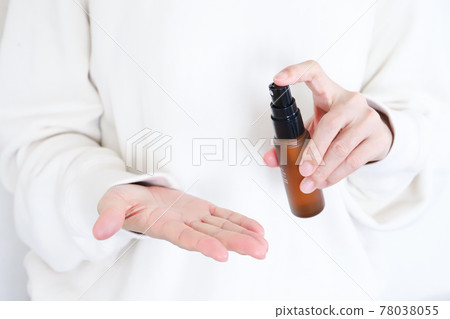 手拿著噴霧瓶 手拿著噴霧瓶 78038055