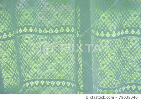 透明窗簾外的綠色光芒1 78038340