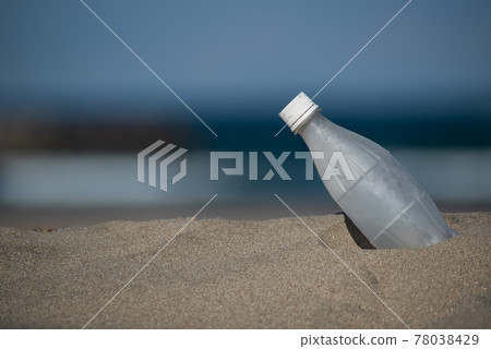 埋在沙灘裡的PET瓶(海袋) 埋在沙灘裡的PET瓶(海袋) 78038429