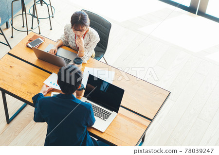 Men and women working in the office seen from above Men and women working in the office seen from above 78039247