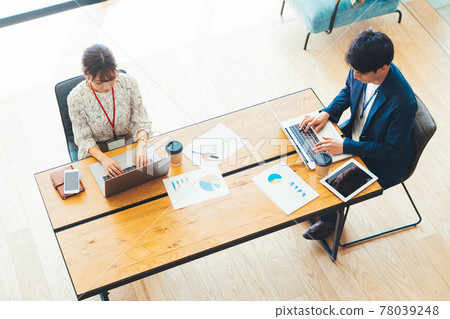 Men and women working in the office seen from above 78039248