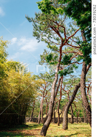 Royal Tomb of King Suro in Gimhae, Korea 78039262