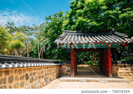 Royal Tomb of King Suro in Gimhae, Korea 78039264
