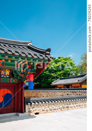 Royal Tomb of King Suro in Gimhae, Korea 78039265